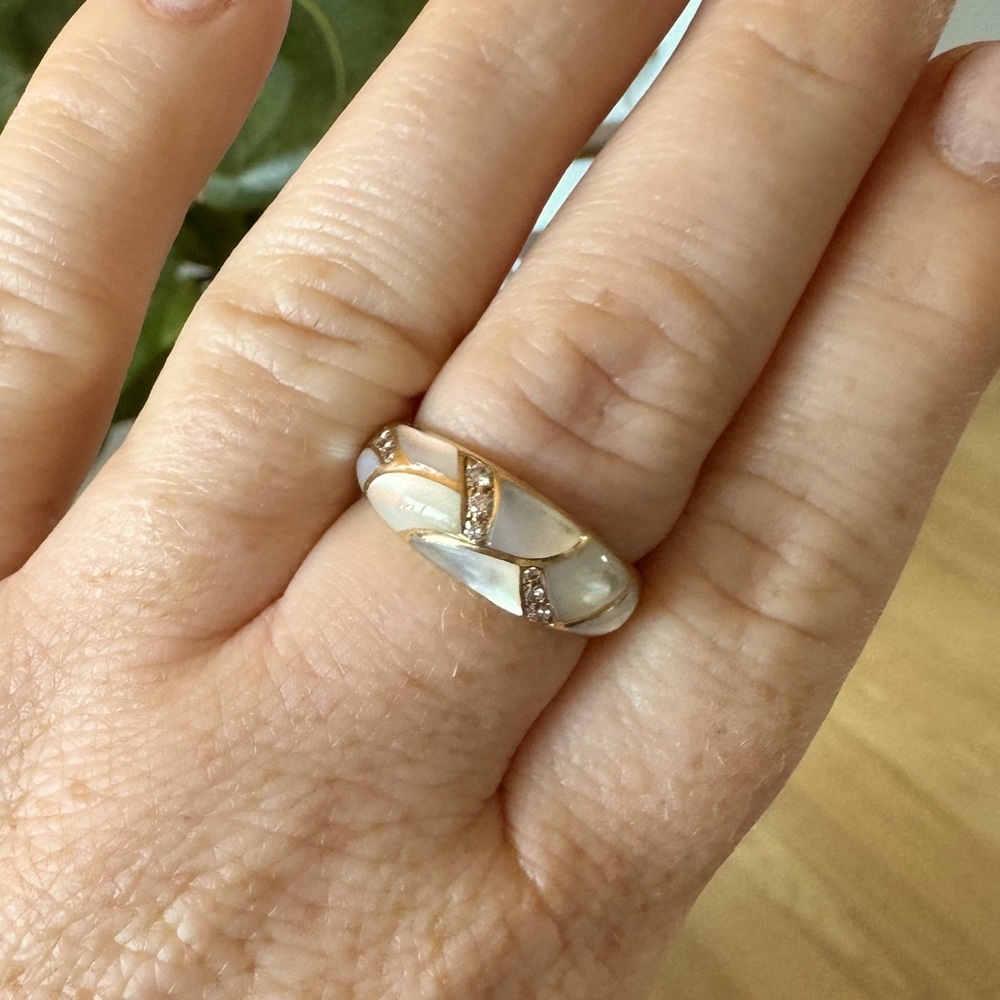 NA HOKU Kabana Ring w/Diamonds and Mother of Pearl in 14k yellow gold